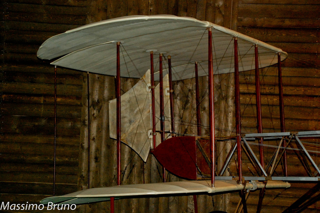 Biplano dei primi anni del '900. I tubi di legno raccordati alla doppia ala di tela, generano la portanza strettamente necessaria per librarsi in volo