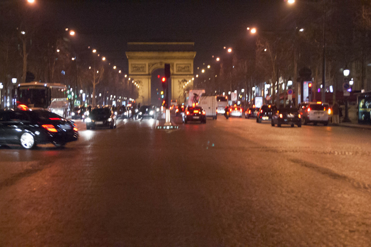 vista notturna dell'Arc de Triomphe dai Champ Eliseè