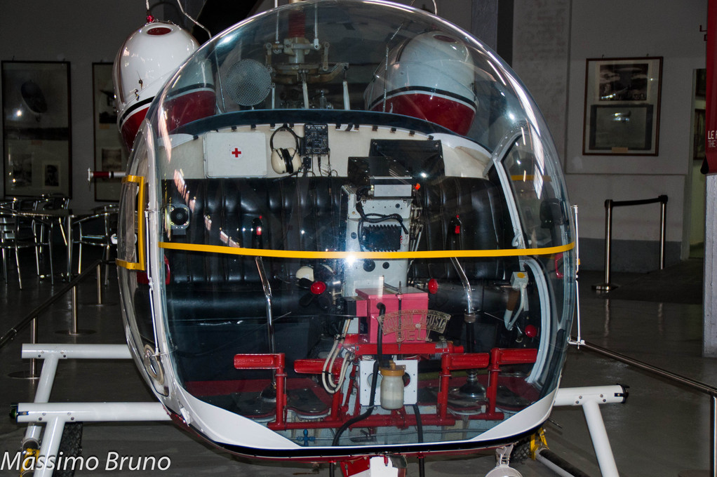 Elicottero della serie Bell a cabina a goccia in plexiglass