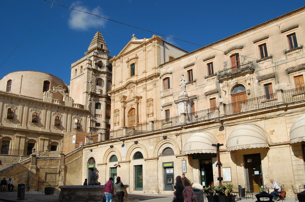 Piazza della fontanina con la chiesa dell'Immacolata