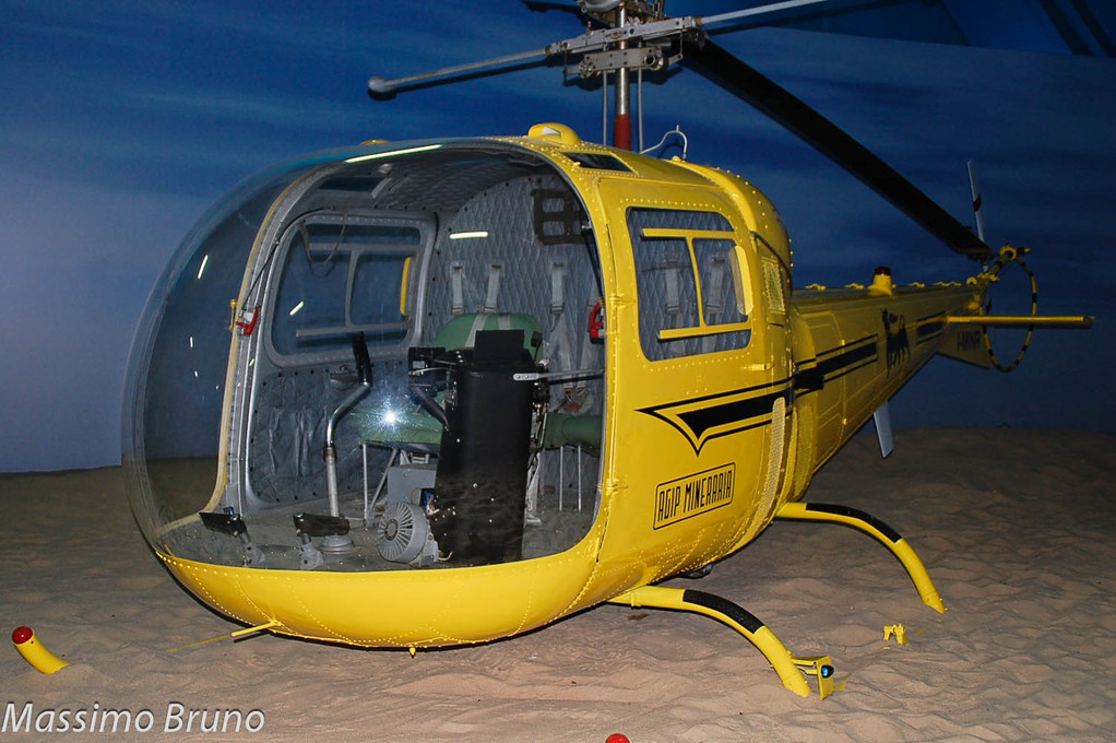 L'elicottero rappresentato usato dall'Agip per le ricerche petrolifere