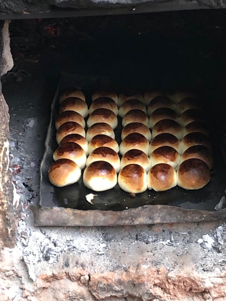 En la Vega Antofallita Rúben hizo pan de leche y pancitos, que acompañaron a un codrerito al horno de barro.