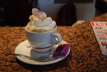 Der oft traurige Anblick eines Kaffees in klassischen Cafès ...