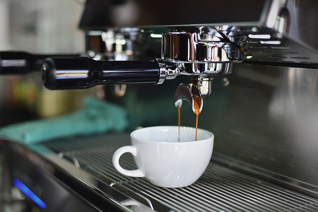 Perfekt extrahierter Espresso fließt in die Tasse