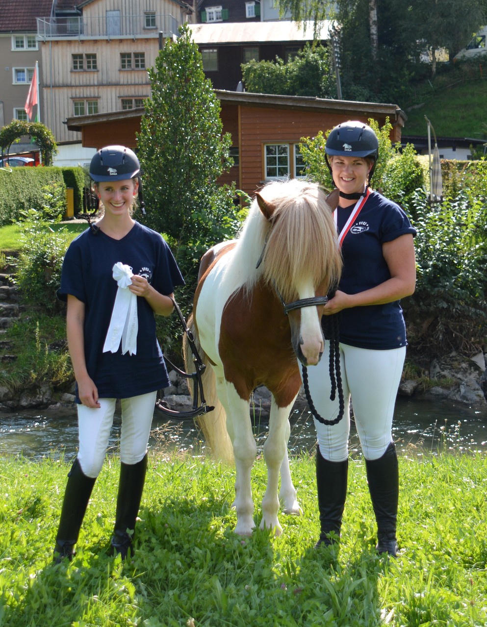 Charlotta Gripenstam (à droite) remporte la 2ème place de l'épreuve T3 de Tôlt. Alice Schoefield remporte la 4ème place de l'épreuve de tölt T4.