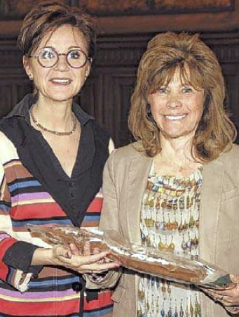 Dina Deferme mocht de Hasseltse speculaas ontvangen uit de handen van burgemeester Hilde Claes.