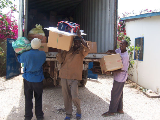 Auspacken und Sortieren der Spenden