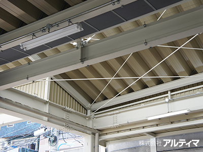 淀橋市場（東京都新宿区） ；2012年8月設置 ; アルティマ防鳥ワイヤー