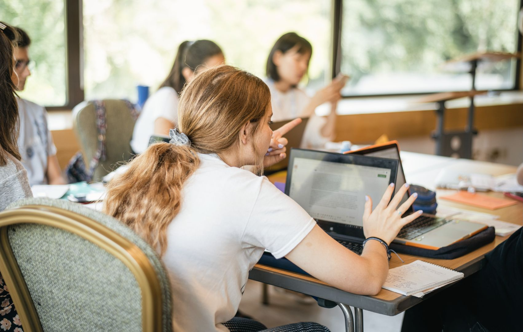 Travailler l'anglais cet été avec ou sans séjour linguistique : les bons conseils parents