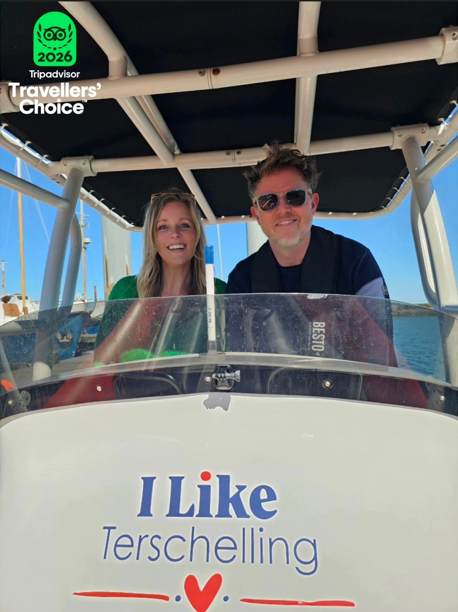 Douwe en Bertine samen op de RIB-boot vieren hun award van Tripadvisor.