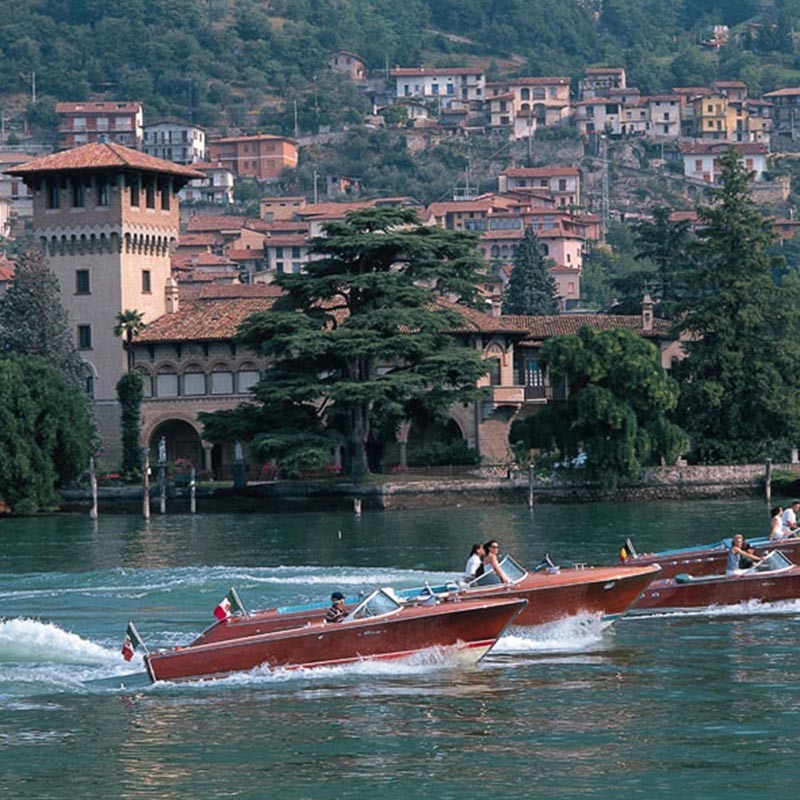 Elegante Riva Boote auf dem See