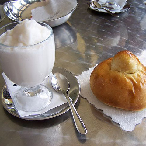 Brioche und Granita Eisgetränk, typisches Frühstück für Sizilianer