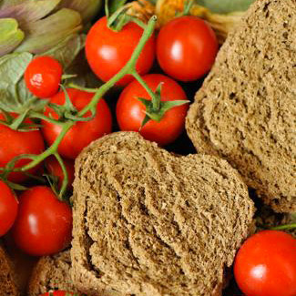 Pflicht: die Spezialität Tomaten und Vollkornbrot