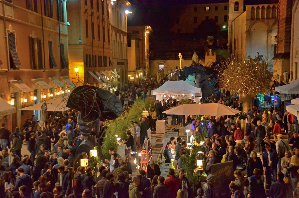 Pietrasanta Künstlerstadt bei Nacht