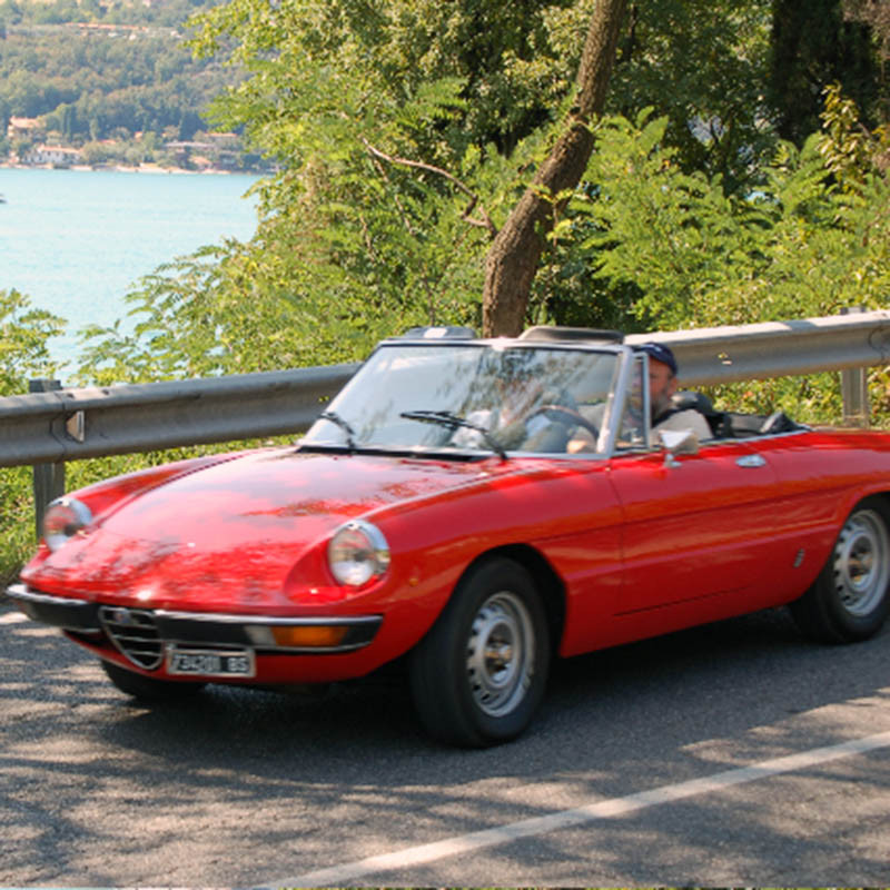 S klasickým autem podél jezera ... nebeský! Vyžádejte si klasické balíčky automobilů z golfových zájezdů z Italia.
