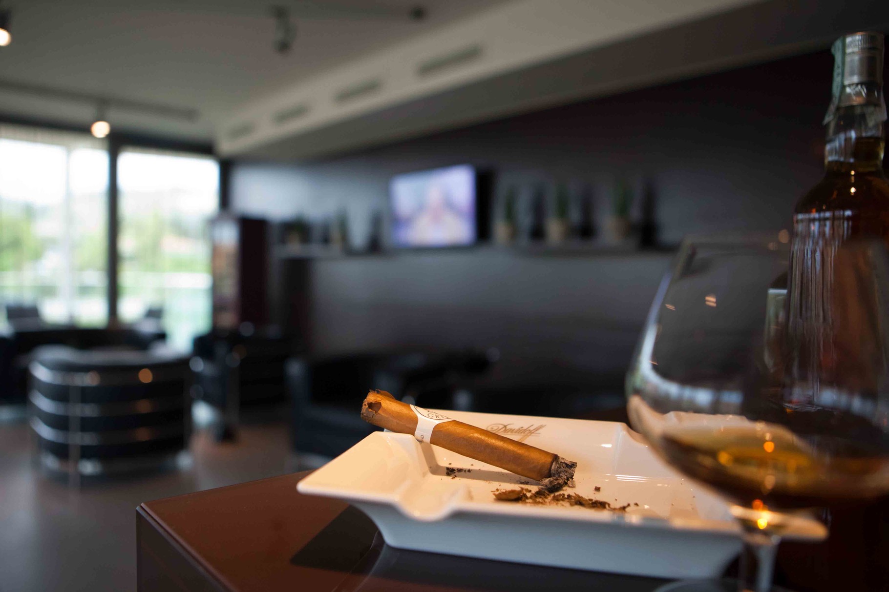 Kromě těchto dvou restaurací je zde klavírní bar a salonek pro kuřáky s exkluzivním výběrem doutníku!