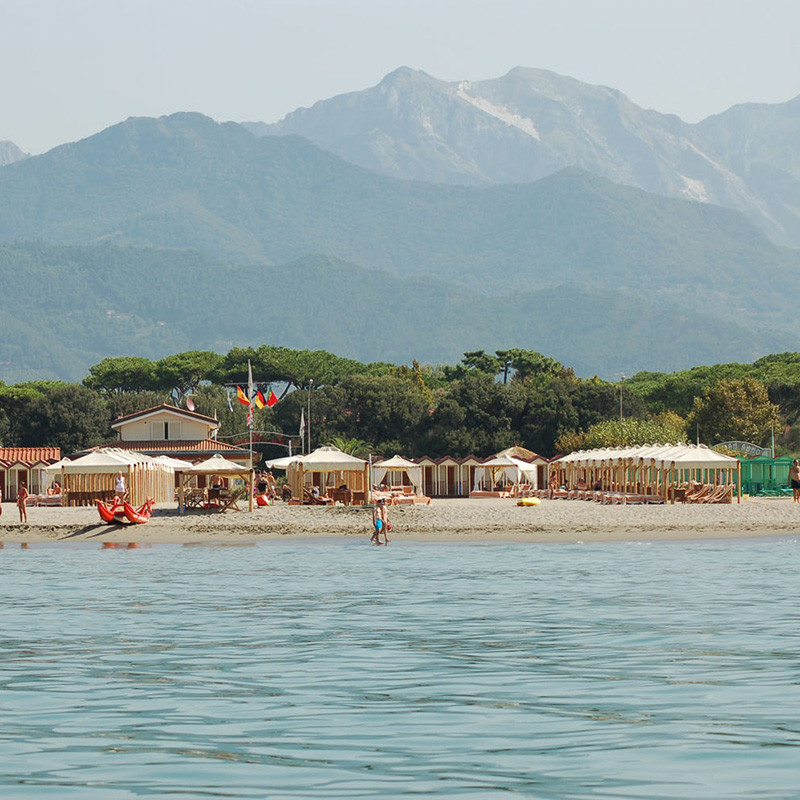 Strand der Versilia, die Apuanen im Hintergrund