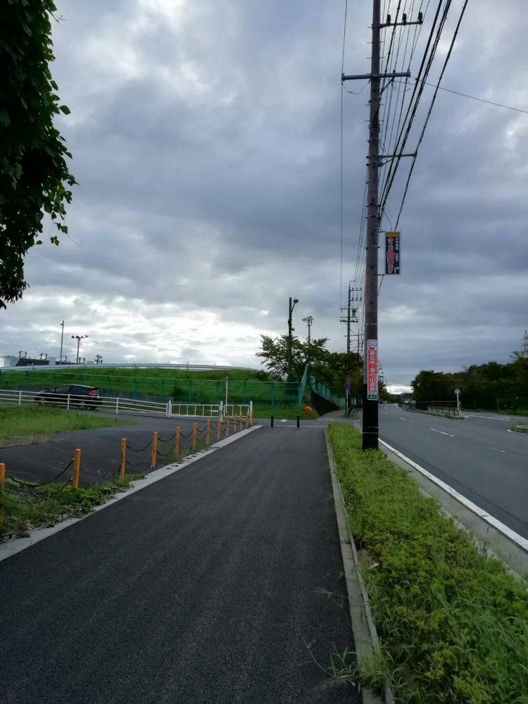 サーキット道路から緑のフェンスを曲がって下さい。