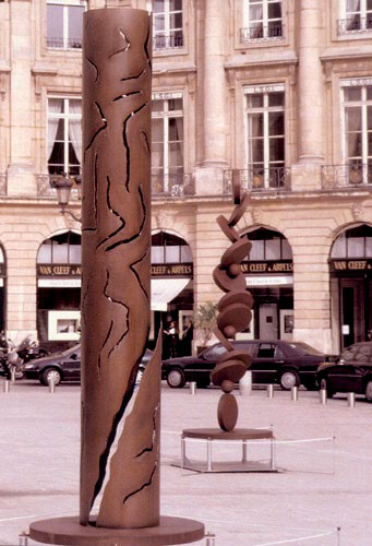 "Tu ne diffameras pas" (premier plan), "Responsable, tu seras" (arrière plan), Place Vendôme, Paris (France), 2000