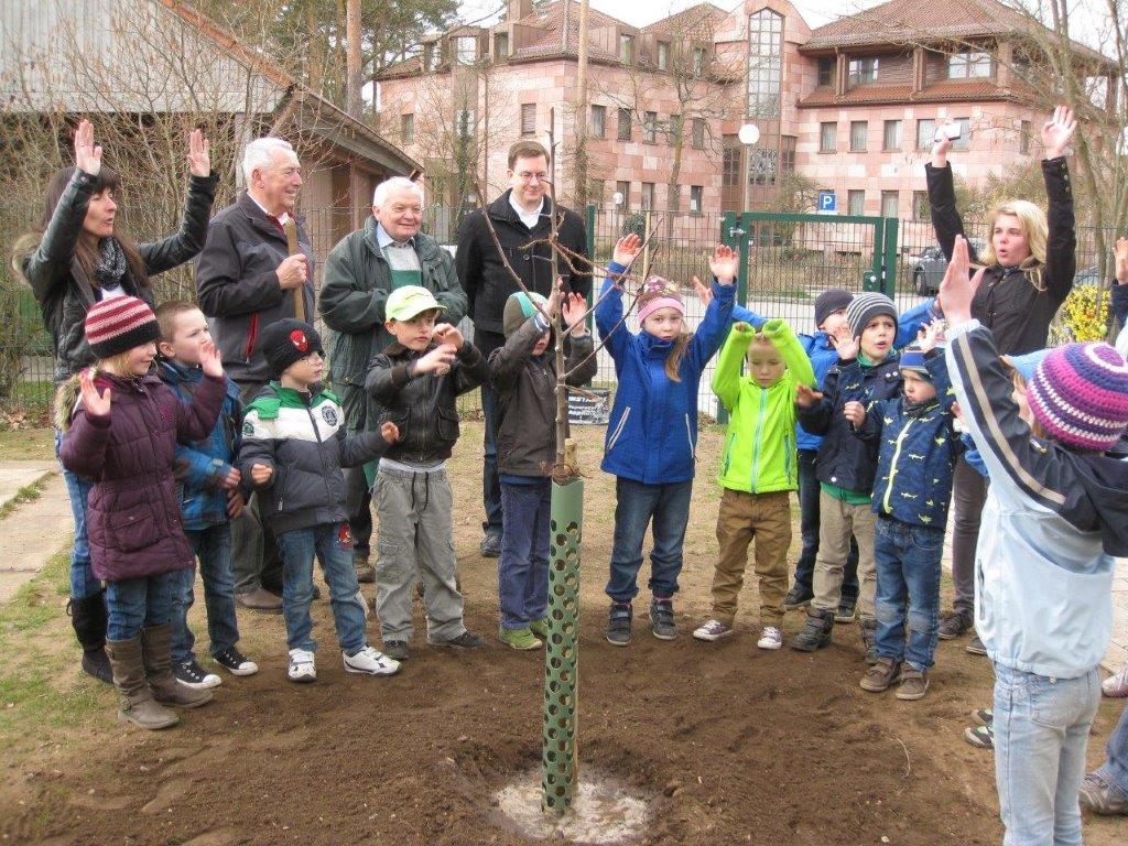 Baumpflanzung im Kindergarten St. Martin