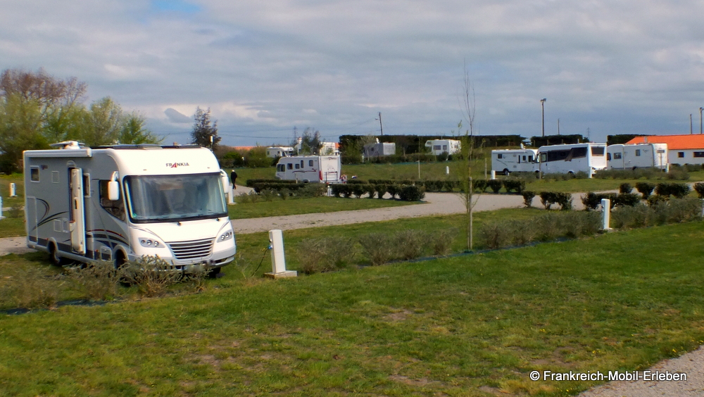 Ein Wohnmobil steht auf einem französischen Stellplatz