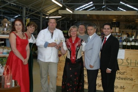 Strasshofer Operettensommer 2012, Das SingingDREAMTeam mit dem Gastgeber Ron Veelenturf aus der Gärtnerei "Der Holländer"