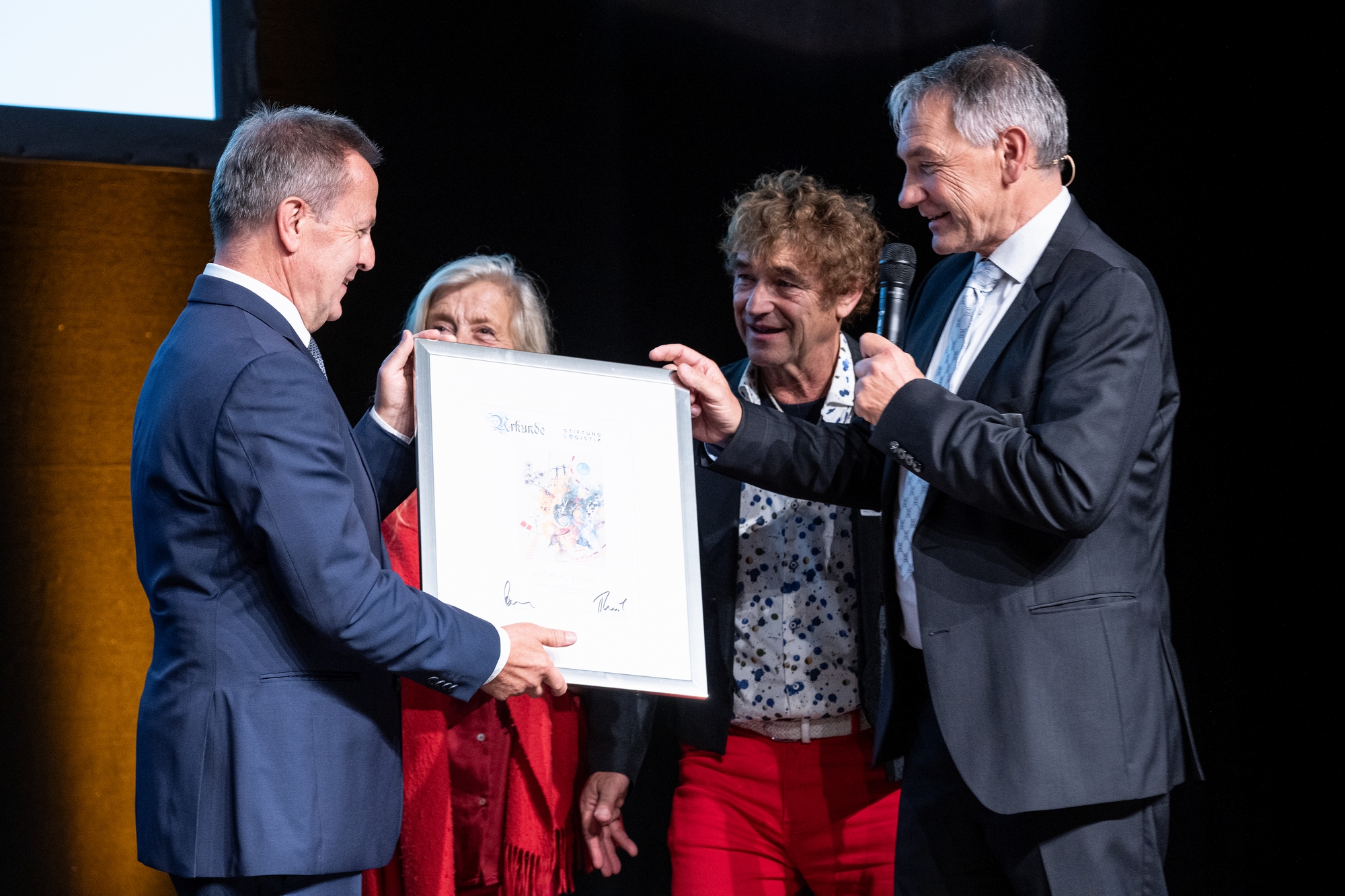 Prof. Dr. Herbert Ruile übergibt Andreas König die Ehrenurkunde.