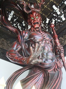 仁王門の像高さ10mあります