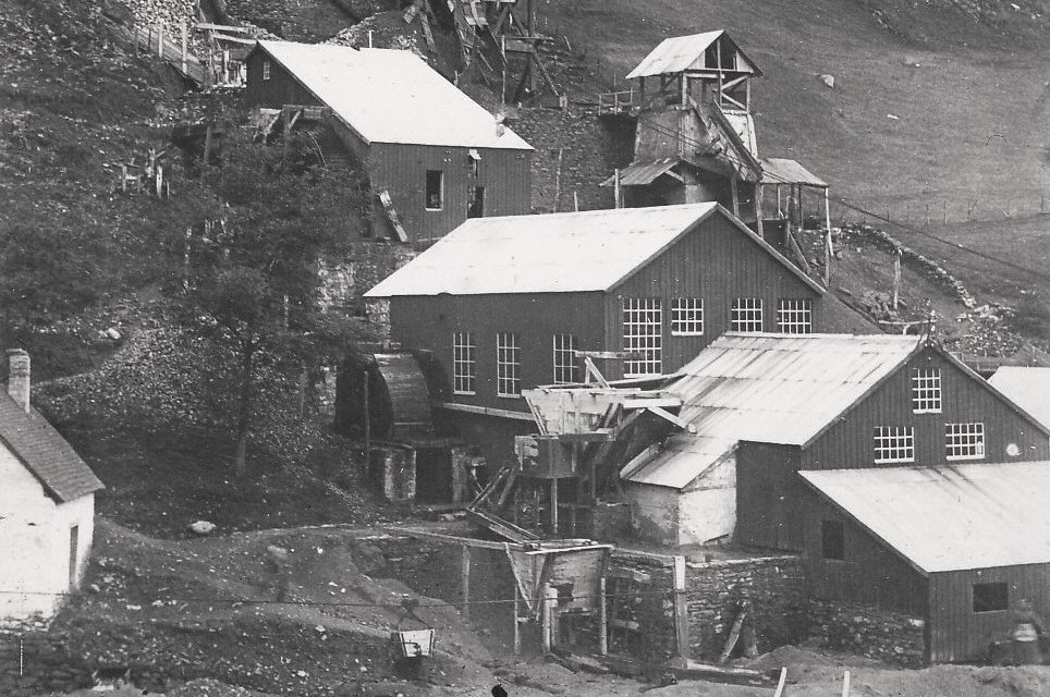 Parcours du tri du minerai et roue hydraulique à aube
