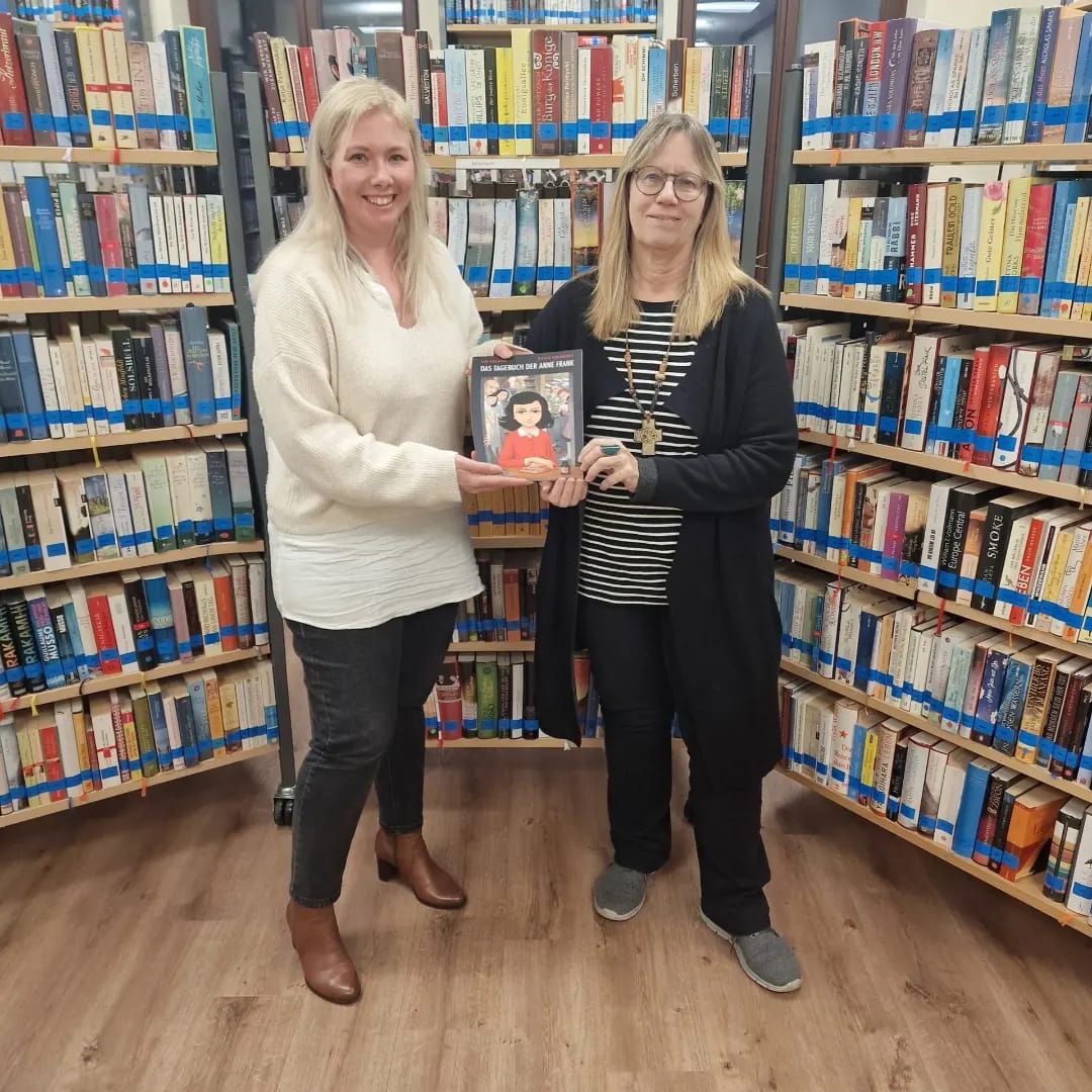Bücherübergabe am Schicksalstag: Landtagsabgeordnete Nina Klinkel übergibt Bücher an zwei Gemeindebüchereien