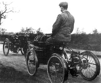 Simms fährt einen frühen Daimler