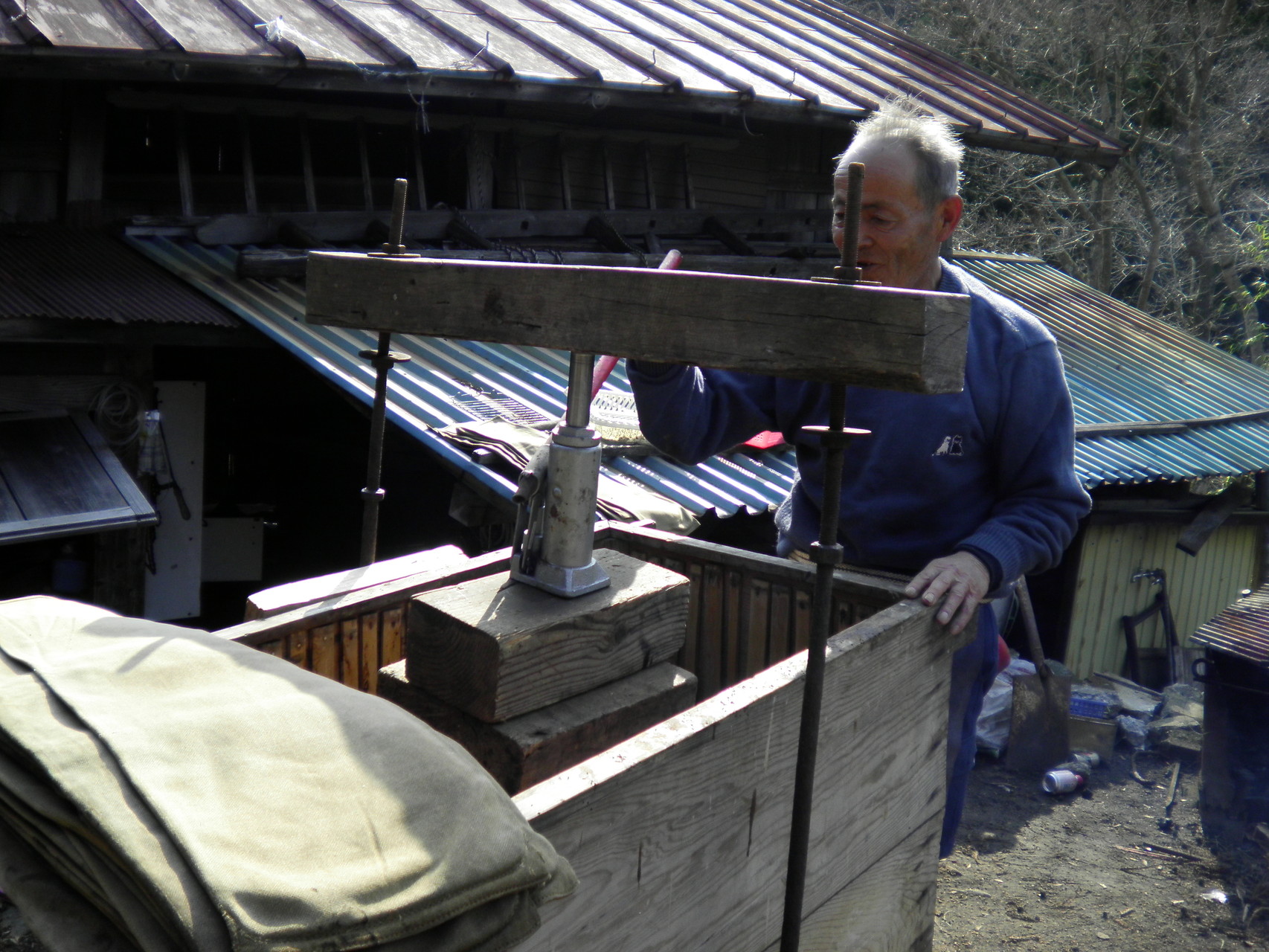 道志村最後の醤油搾り職人さんの写真
