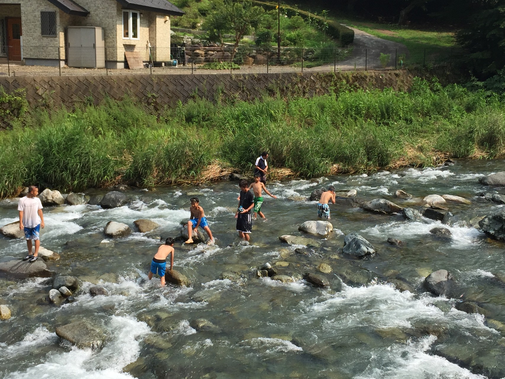 夏は川ガキが現れます！冷たいけど川は楽しー！