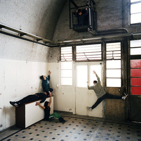 Le corps à l'édifice / Projet pédagogique à l'ENSA Paris-Malaquais / Paris VIII - Chorégraphe Christophe Haleb - Crédit photographique Eric Garault -  Performence dans la cuisine collective de Ville Evrard, 2006