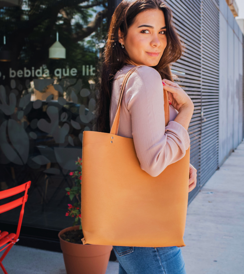 bolso de cuero color miel de hombro  de tamaño mediano, tipo shoper hecho a mano, costurado a mano de diseño mexicano de composición 100% mexicana, artesanía mexicana elaborada por Condessa Leather MR