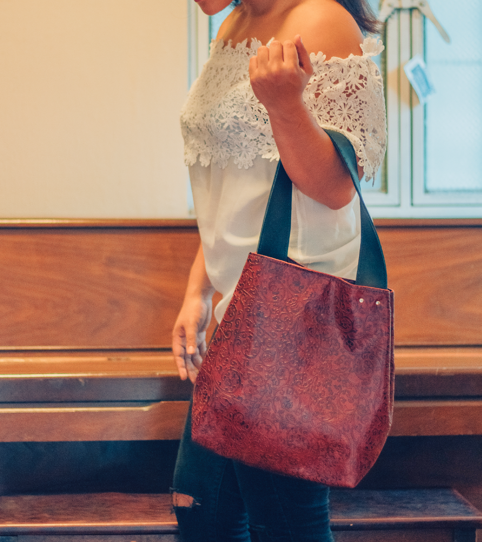 bolso de cuero color rojo, verde o gris con arabescos, de hombro  de tamaño mediano, hecho a mano, costurado a mano de diseño mexicano de composición 100% mexicana, artesanía mexicana elaborada por Condessa Leather MR