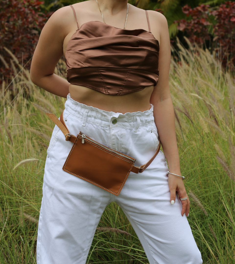 Bolso cangurera para colgar en la cintura, tamaño pequeño para guardar el celular. Hecho de cuero vacuno y elaborado totalmente a mano por Condessa Leather MR