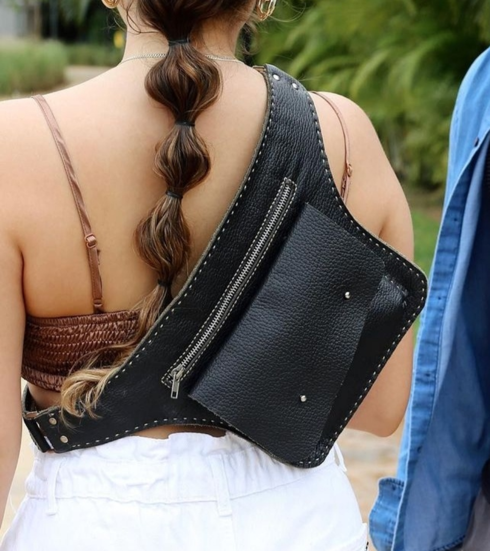 bolso que se ajusta a la cintura tipo waistbag o cangurera para llevar las manos libres hecho de piel vacuna en color miel hecho a mano y costurado a mano de diseño y composición 100% mexicana. Artesanía elaborada en México por Condessa Leather MR