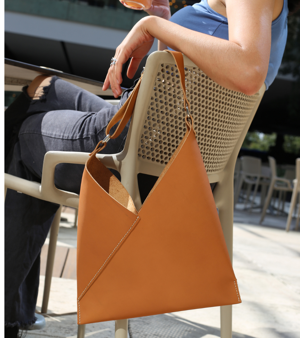 bolso de cuero color miel de hombro  de tamaño mediano, tipo shoper hecho a mano, costurado a mano de diseño mexicano de composición 100% mexicana, artesanía mexicana elaborada por Condessa Leather MR