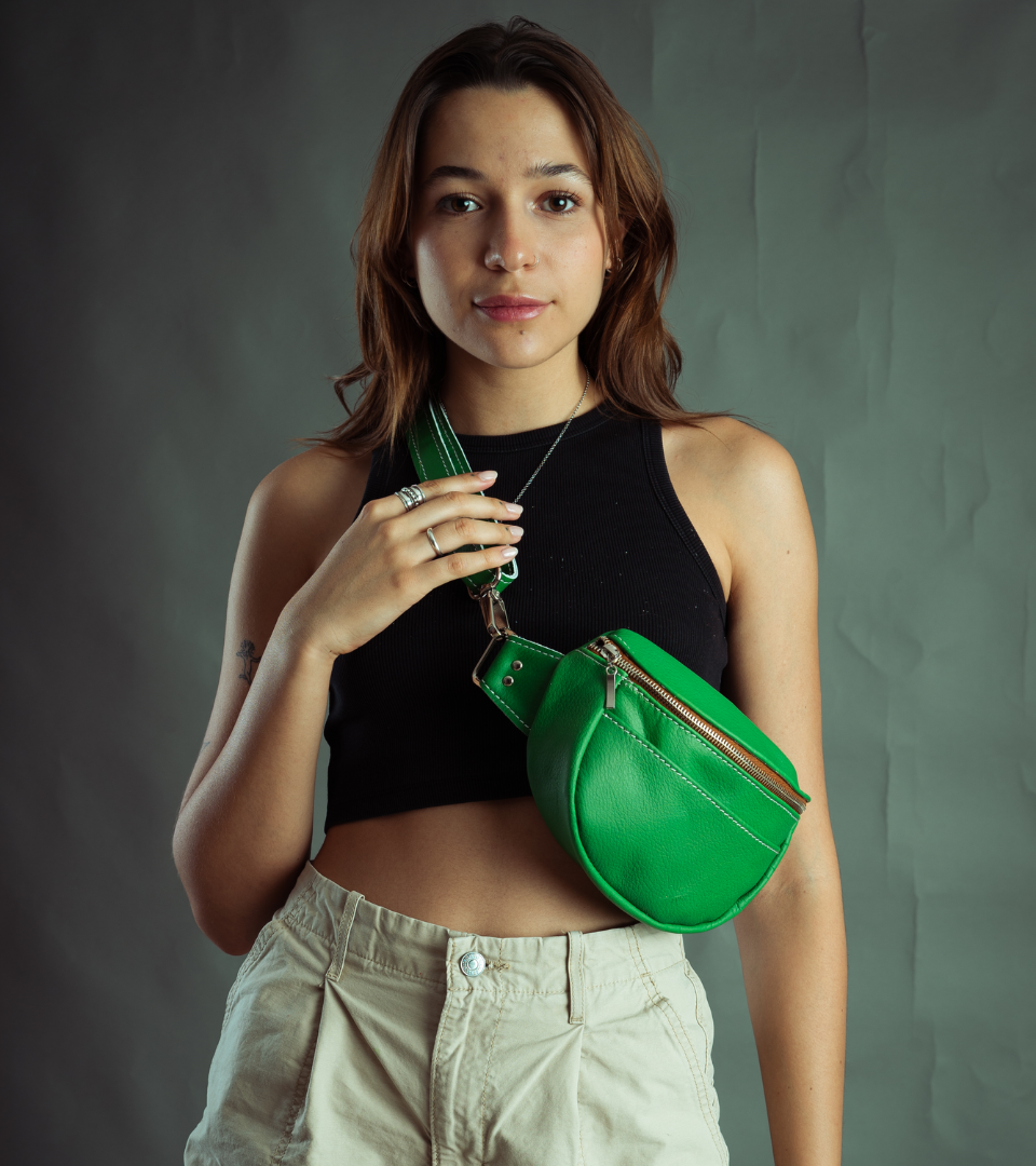 BOLSO IMOX que se ajusta a la cintura tipo cangurera o waistbag, es un bolso de cuero hecho para llevar tus indispensables en un lugar seguro y llevar las manos libres para moverte más facilmente. Usalo en un viaje o cuando tu vida lleva un ritmo rápido.