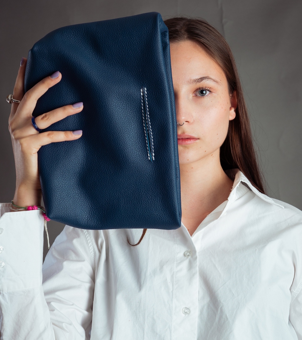 bolso pequeño tipo clutch de piel bovina de la colección dopamine por Condessa Leather. 