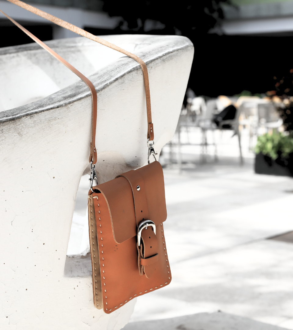 bolso de cuero tipo crosbody  de tamaño pequeño de color miel elaborado por Condessa Leather en Yucatán, México.