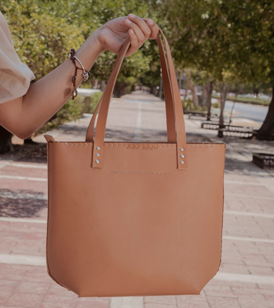 bolso de cuero color miel de hombro  de tamaño mediano, con cierre tipo shoper hecho a mano, costurado a mano de diseño mexicano de composición 100% mexicana, artesanía mexicana elaborada por Condessa Leather MR