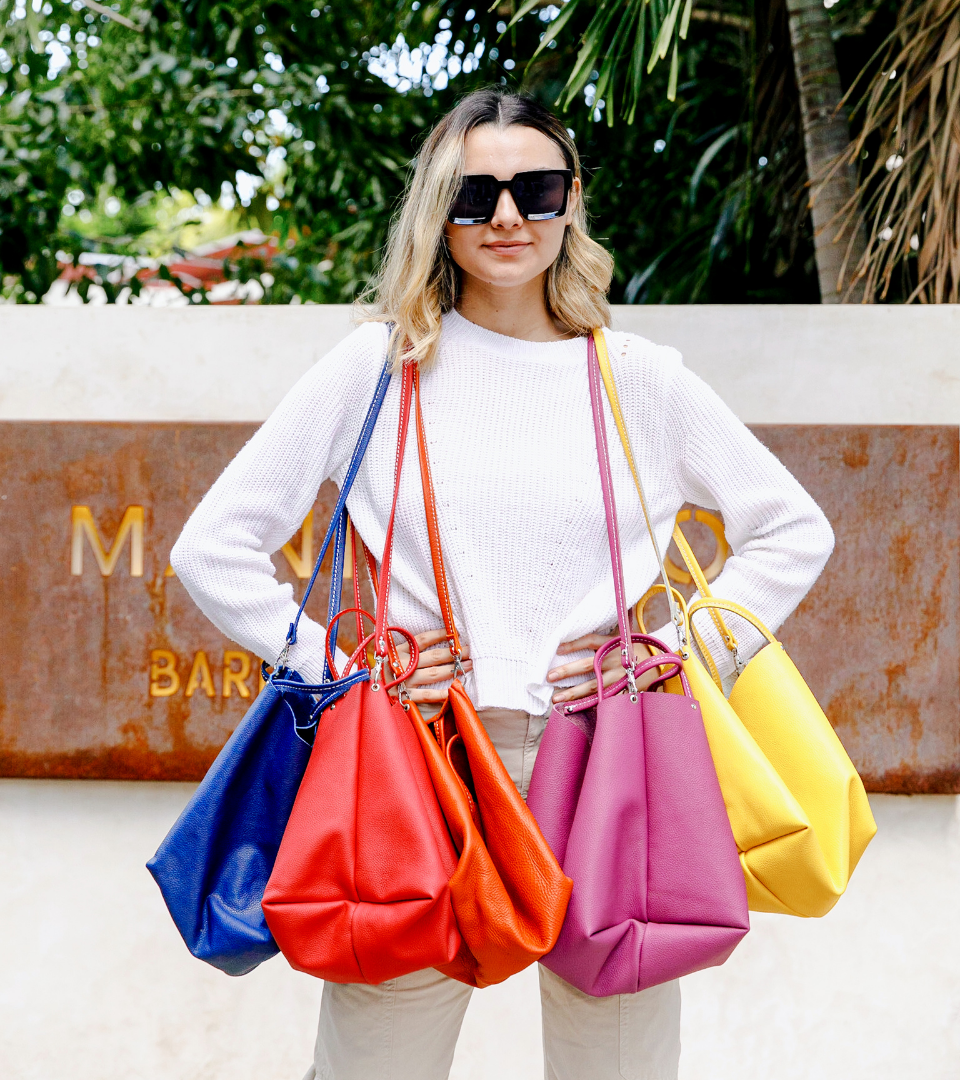 bolso tipo crosbody de piel bovina colores rojo, verde, amarillo y azul , hecho por Condessa Leather para la marca Condessa Leather hecho en México.