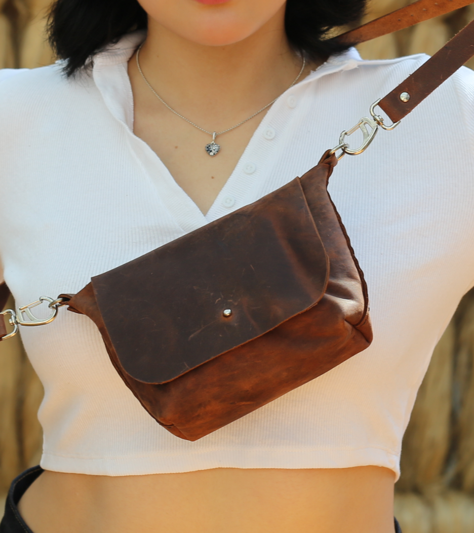 Cangurera BEJ MINI hecho por Condessa Leather, es un bolso de piel, pequeño, color café, para usar en la cintura como cangurera o llevar al hombro; útil para colocar tus indispensables cuando sales de casa.