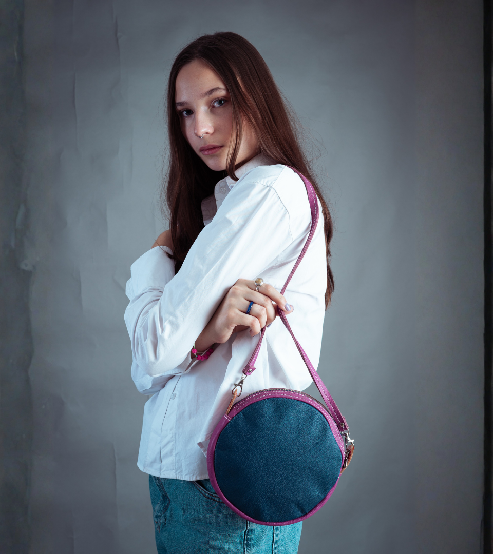 lsos de piel de la marca condessa leather en diferentes colores vibrantes de la colección dopamine nombrada asi porque son colores que evocan la producción de dopamina y nos generan un estado de bienestar y felicidad