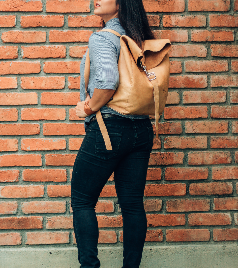 mochila tipo costal color miel para llevar en la espalda hecha de cuero vacuno por Condessa Leather MR