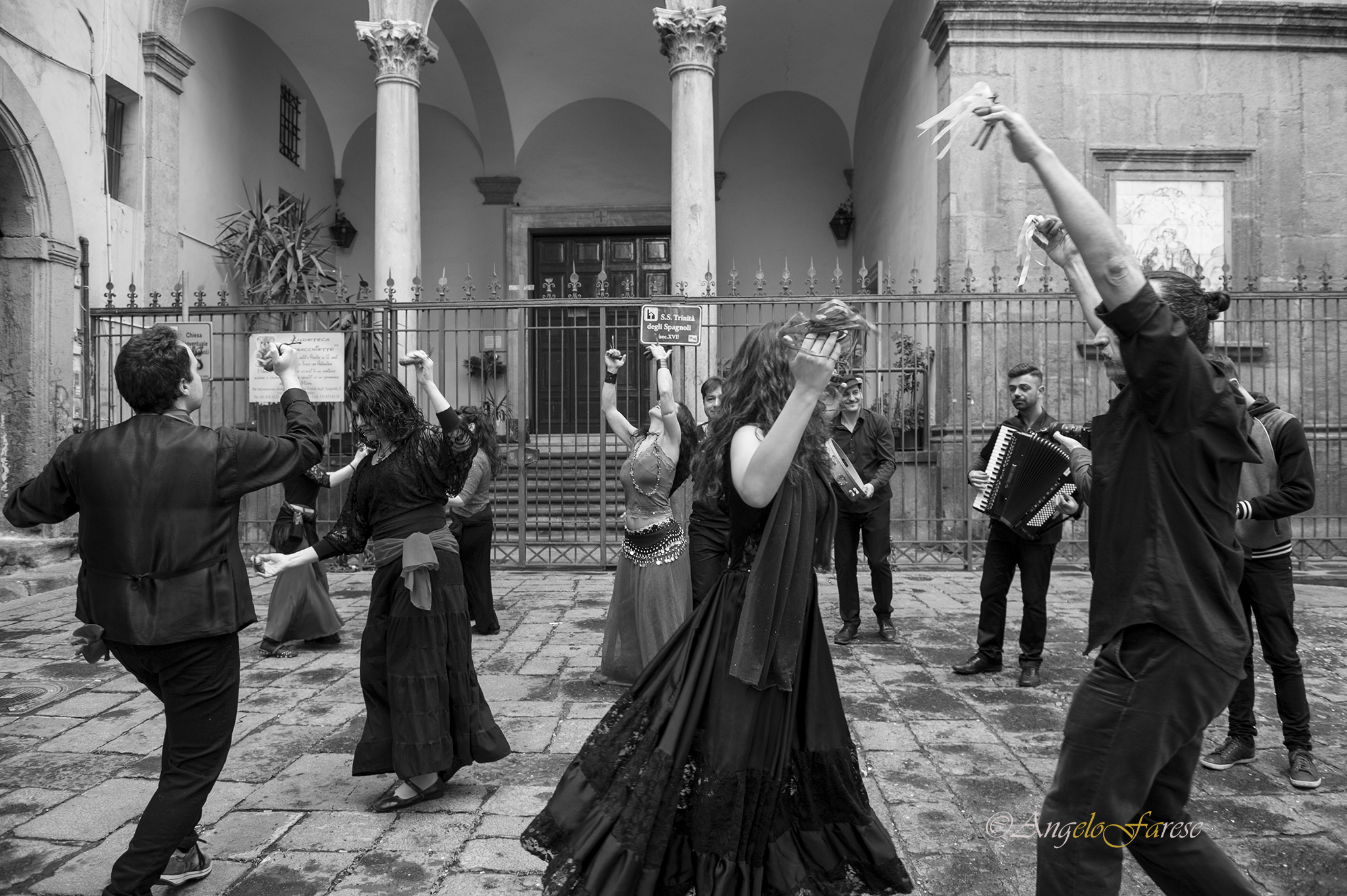 compagnia soleluna, gruppo di musica popolare di pizzica taranta tammurriate, gruppo musicale per matrimoni, compleanni feste di piazza, posteggia napoletana, matrimonio, comunione, battesimo, feste private, balli salentini, ballo del salento, musica.