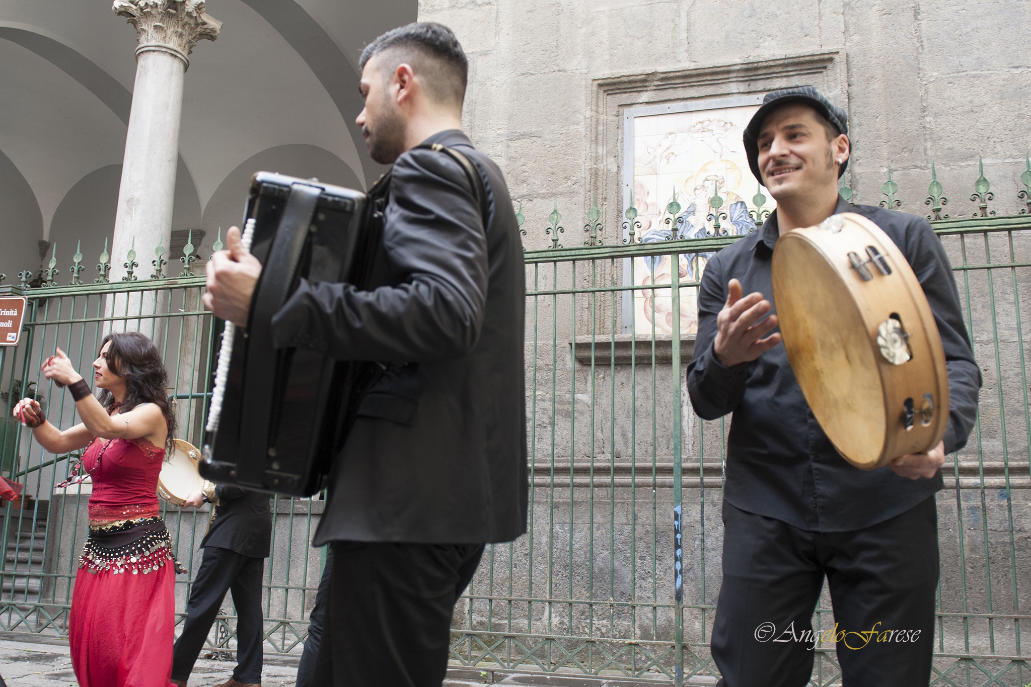 compagnia soleluna, gruppo di musica popolare di pizzica taranta tammurriate, gruppo musicale per matrimoni, compleanni feste di piazza, posteggia napoletana, matrimonio, comunione, battesimo, feste private, balli salentini, ballo del salento, musica.