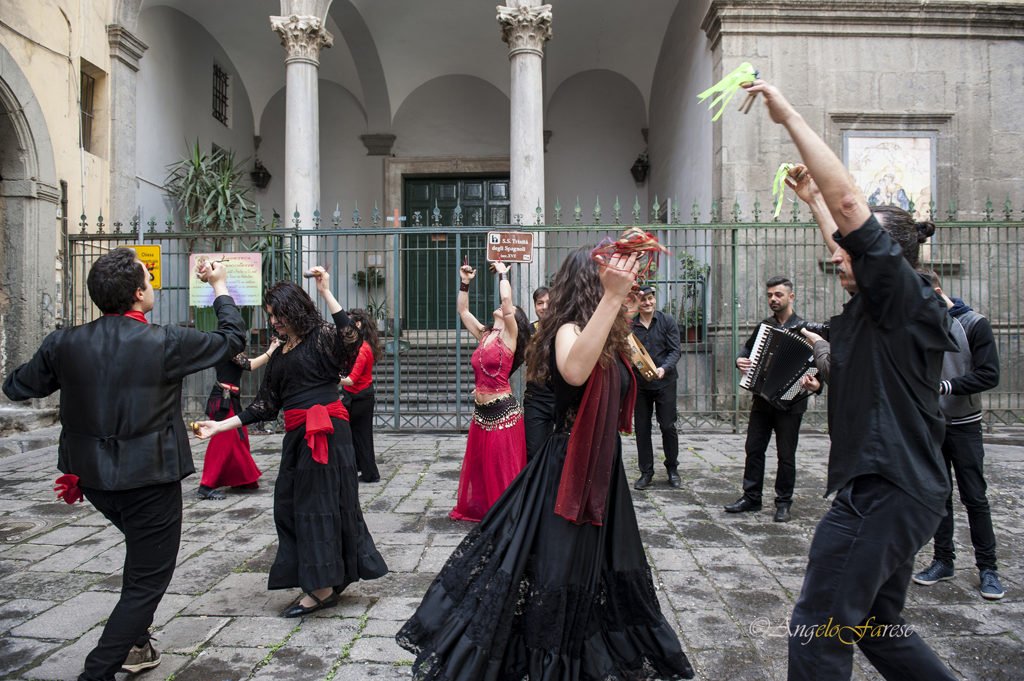 compagnia soleluna, gruppo di musica popolare di pizzica taranta tammurriate, gruppo musicale per matrimoni, compleanni feste di piazza, posteggia napoletana, matrimonio, comunione, battesimo, feste private, balli salentini, ballo del salento, musica.